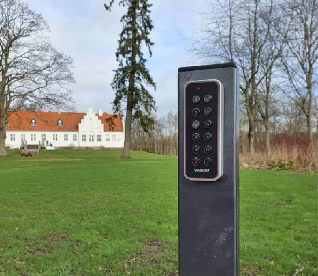 adgangskontrol på græsplæne