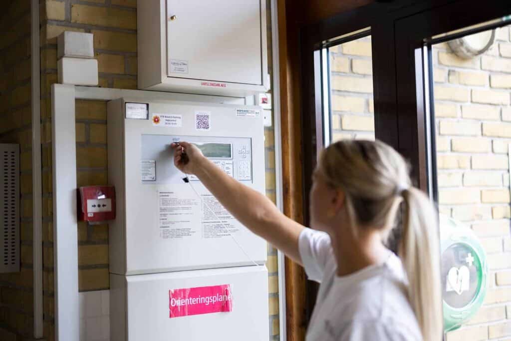 Sikringstekniker på arbejde