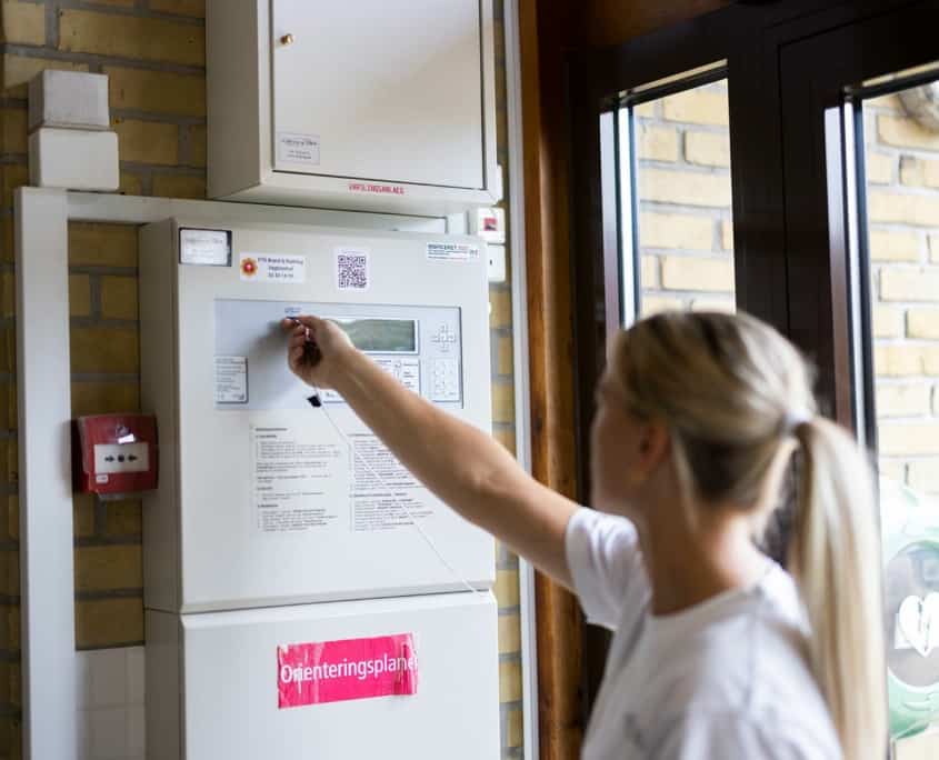 Sikringstekniker på arbejde