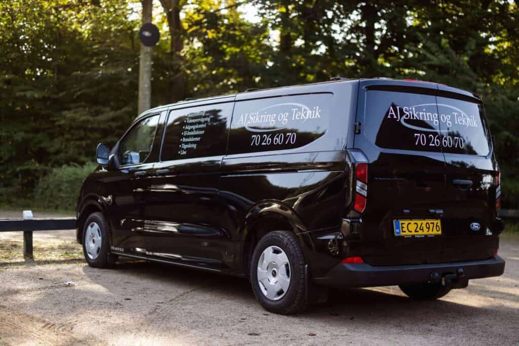 Sort AJ Sikring og Teknik firmabil af mærket Ford