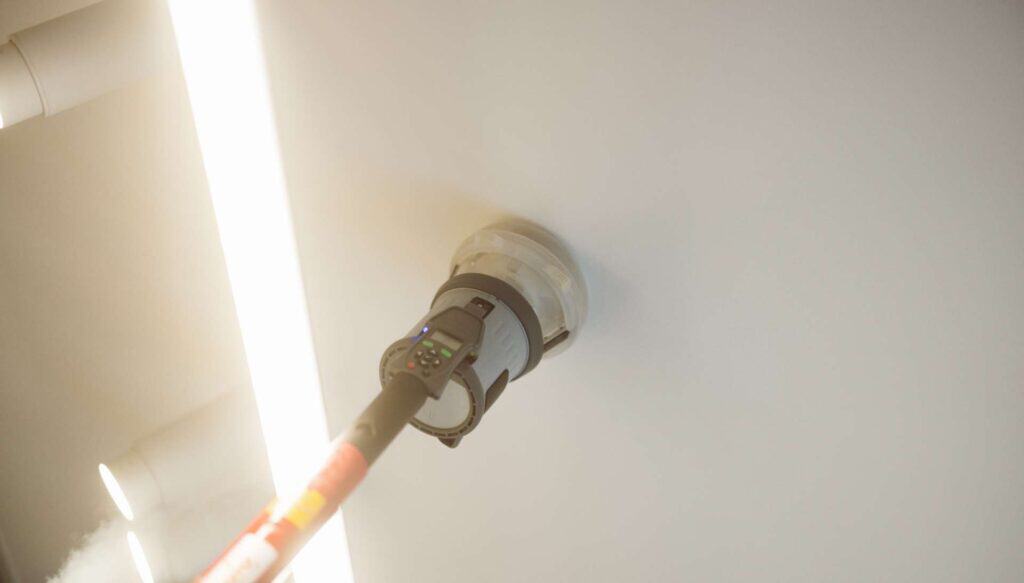 Test af røgdetektor til brandalarm udføres som led i installation