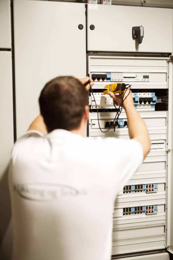 Elektriker foretager måling og kontrol af eltavle