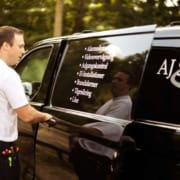 Elektriker åbner skydedør i firmabil