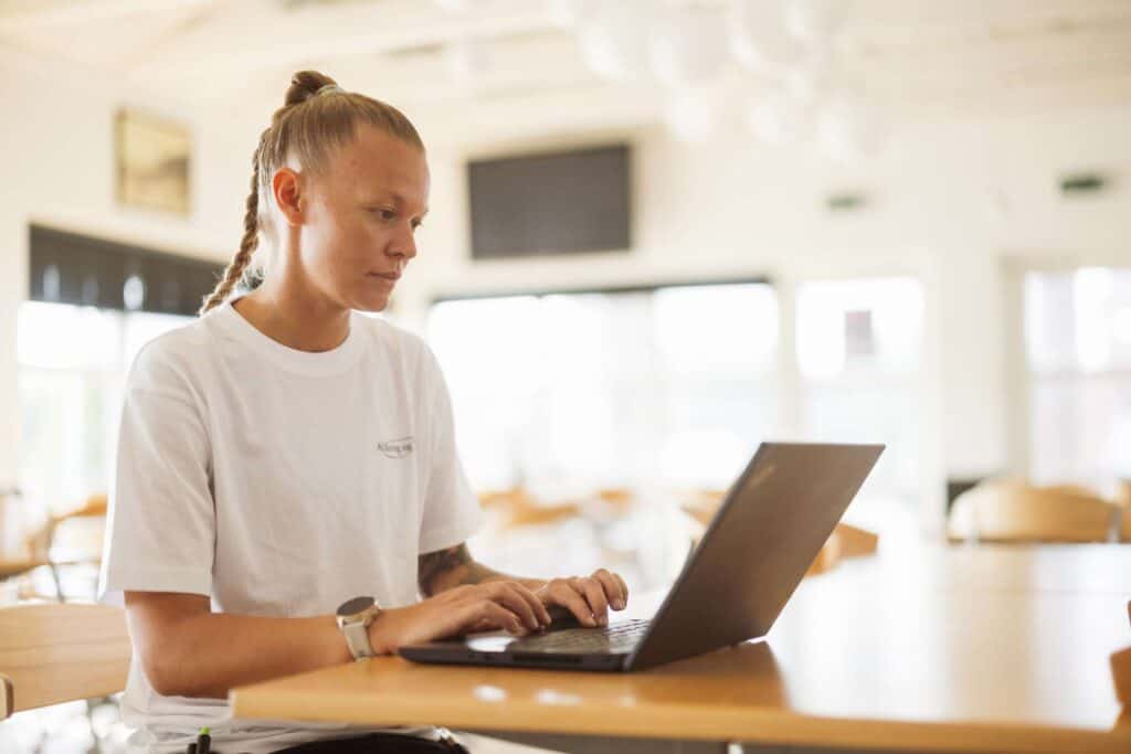 Elektriker arbejder på bærbar computer