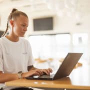 Elektriker arbejder på bærbar computer