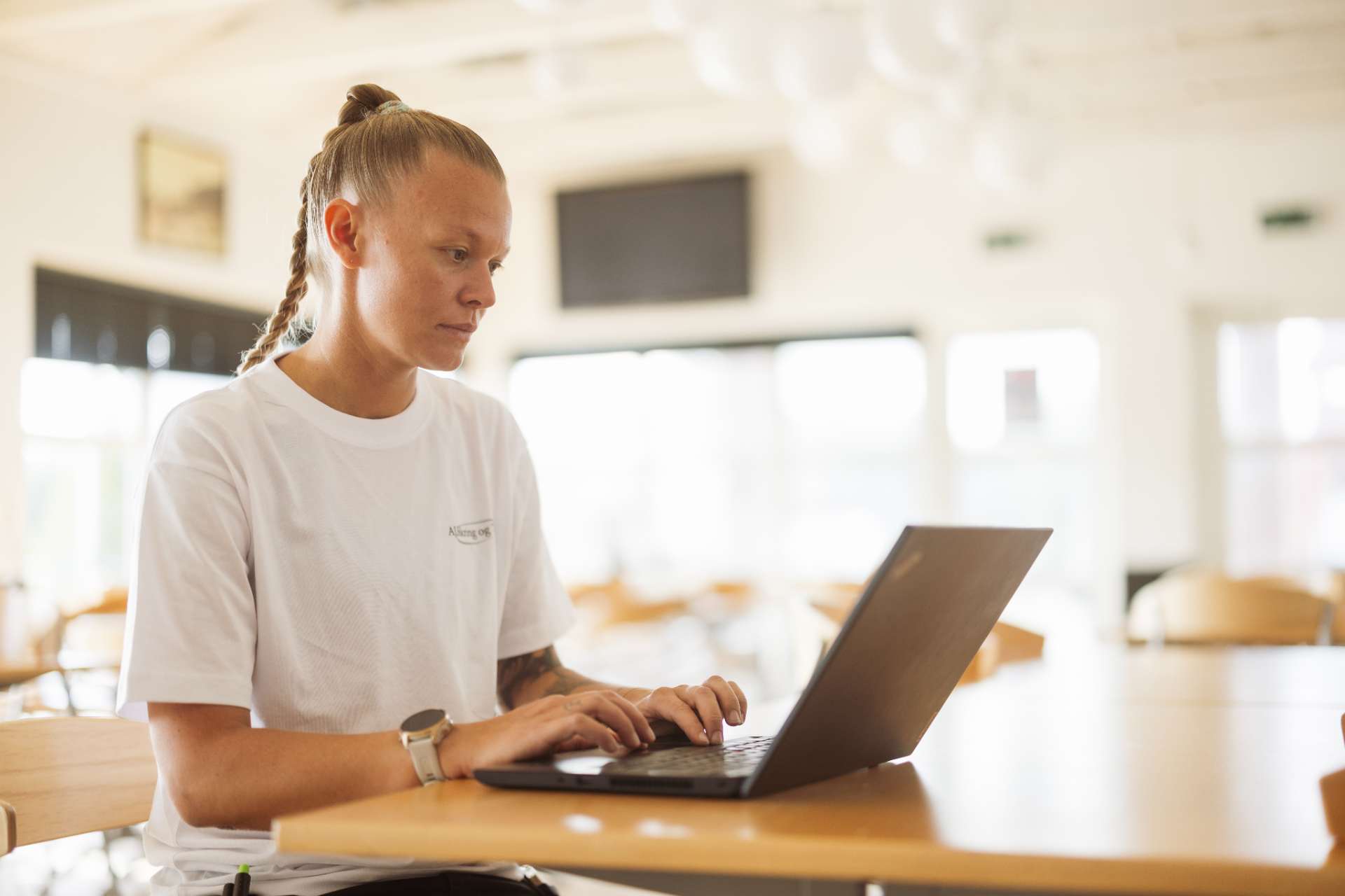 Elektriker arbejder på bærbar computer
