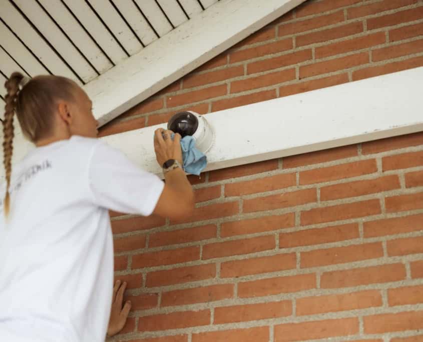 Kamera til videoovervågning rengøres for klart udsyn