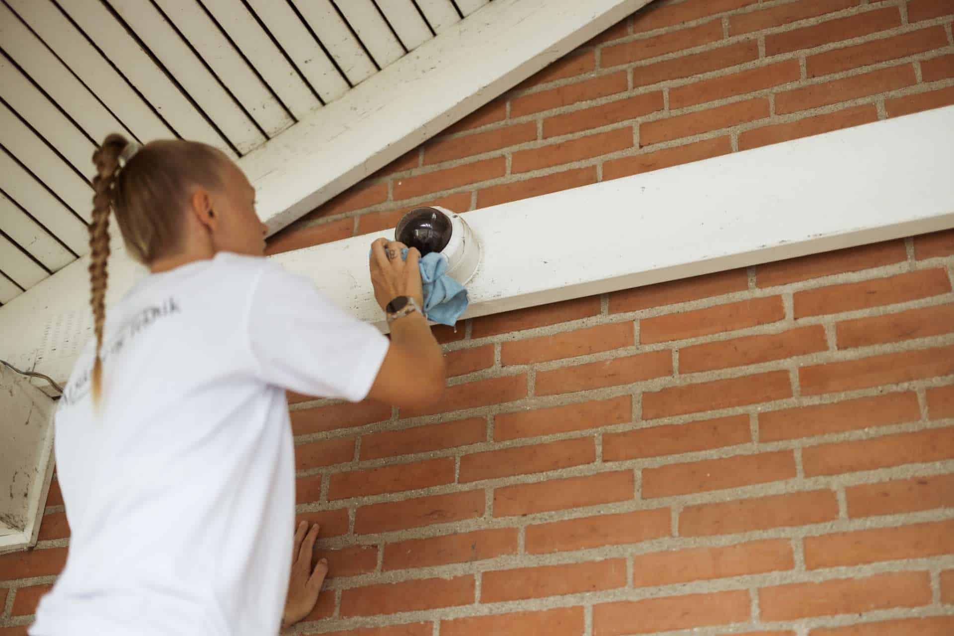 Kamera til videoovervågning rengøres for klart udsyn