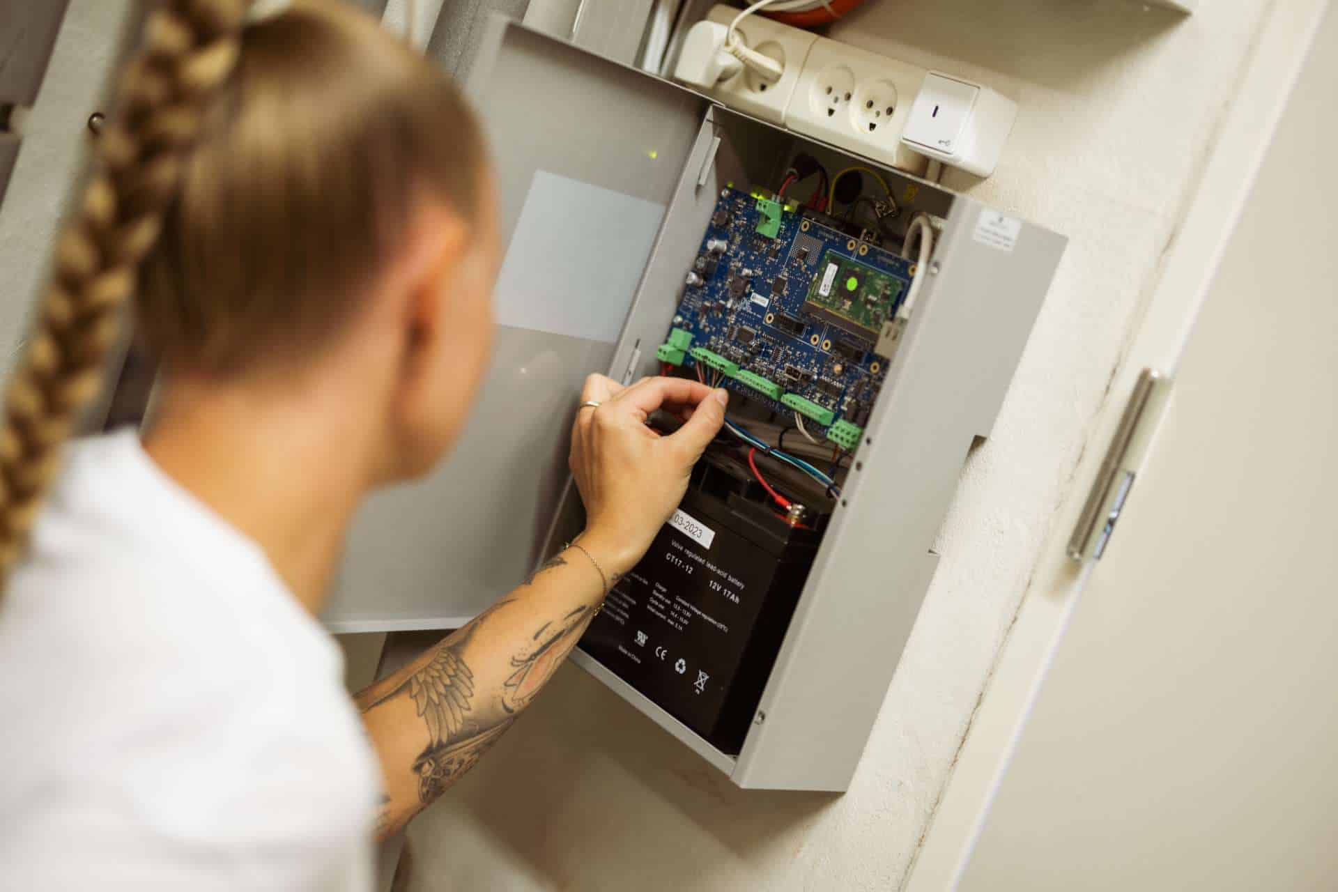 Elektriker arbejder på eltavle